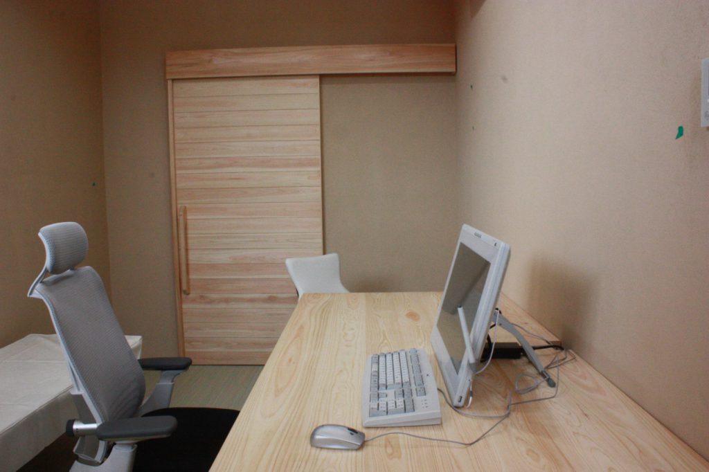 クリニック診察室、クリニック家具　無垢木製建具